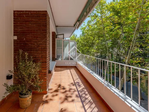 3 Bedrooms Apartment in Enric Granados