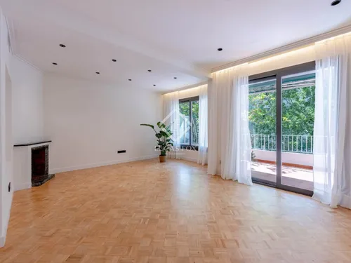 Excellent 3 Bedroom apartment with 9m² terrace for sale in Eixample Left, Barcelona