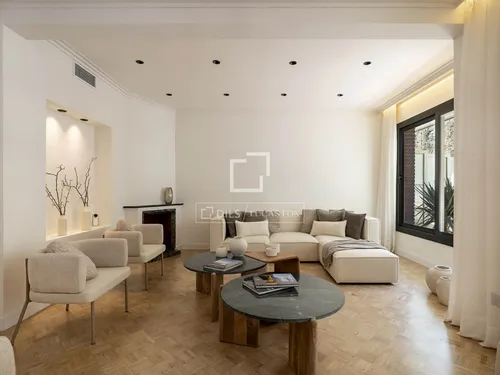 Excellent 3 Bedroom apartment with 9m² terrace for sale in Eixample Left, Barcelona