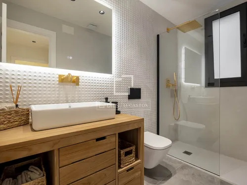 3 Bedrooms Apartment in Enric Granados