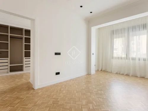 3 Bedrooms Apartment in Enric Granados