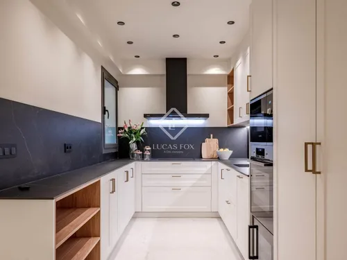 Excellent 3 Bedroom apartment with 9m² terrace for sale in Eixample Left, Barcelona