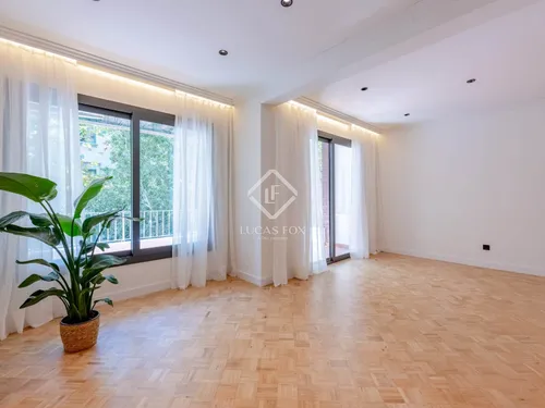3 Bedrooms Apartment in Enric Granados