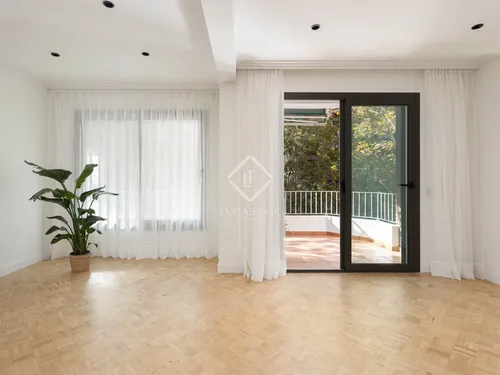 Excellent 3 Bedroom apartment with 9m² terrace for sale in Eixample Left, Barcelona