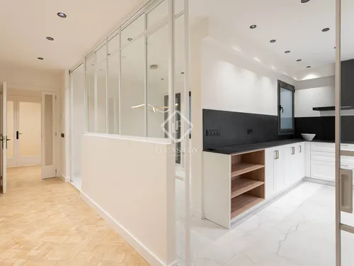 3 Bedrooms Apartment in Enric Granados