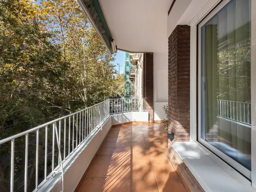 3 Bedrooms Apartment in Enric Granados