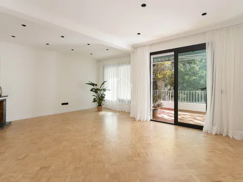 Excellent 3 Bedroom apartment with 9m² terrace for sale in Eixample Left, Barcelona