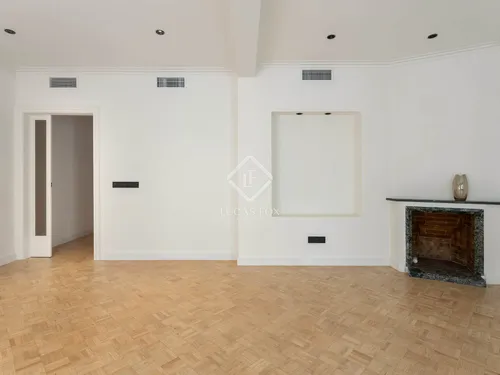 3 Bedrooms Apartment in Enric Granados