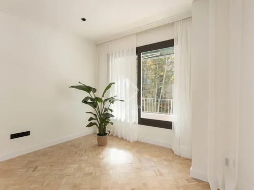 3 Bedrooms Apartment in Enric Granados