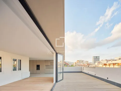 New build 3-bedroom penthouse with 59 m² terrace for sale in Eixample Right