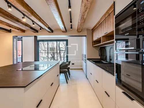 Excellent 3 Bedroom penthouse with 6m² terrace for sale in Gràcia, Barcelona