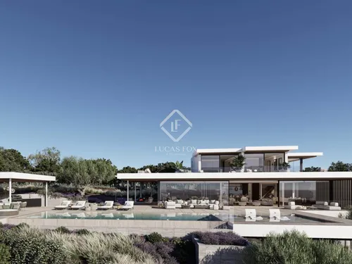 Villa Retiro, an elevated 4-bedroom villa for sale in Sotogrande