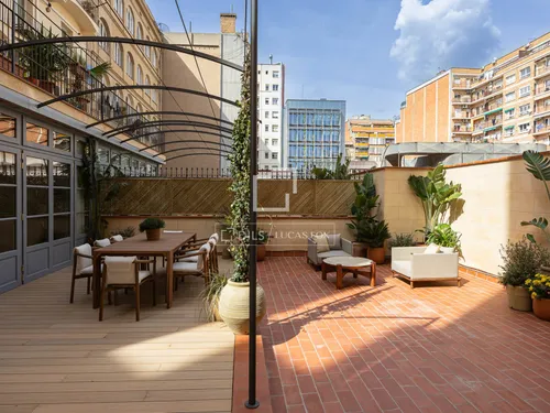 Excellent 3 Bedroom apartment with 100m² terrace for sale in Eixample Right