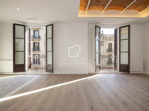 Sunny 3-bedroom renovated apartment for sale in the heart of Eixample Right