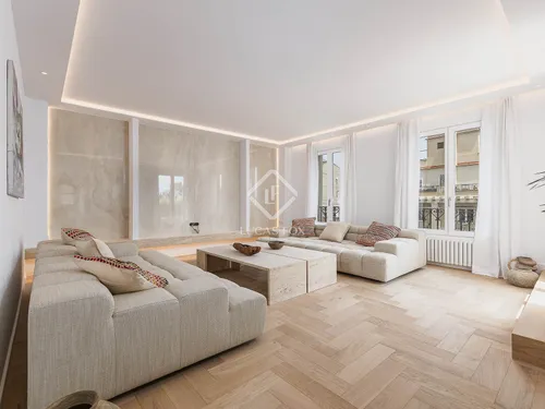 Excellent 3 Bedroom penthouse with 30m² terrace for sale in Eixample Right