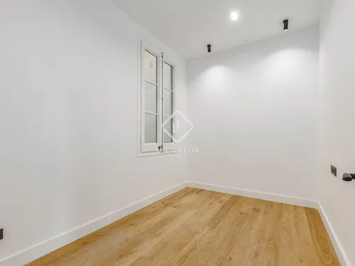 4 Bedrooms Apartment in Rosselló