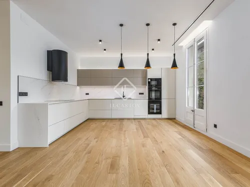 4 Bedrooms Apartment in Rosselló