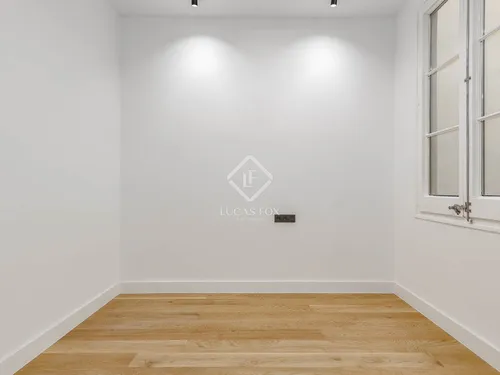 4 Bedrooms Apartment in Rosselló