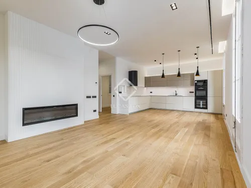 4 Bedrooms Apartment in Rosselló