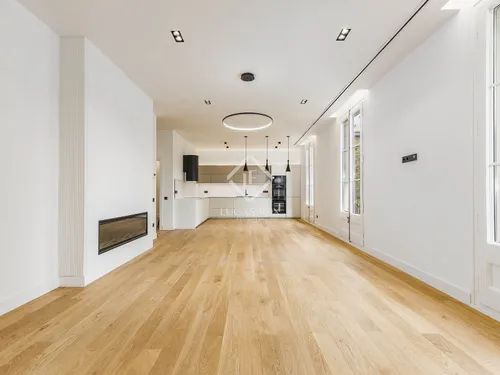 4 Bedrooms Apartment in Rosselló