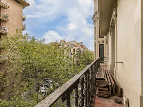 4 Bedrooms Apartment in Rosselló