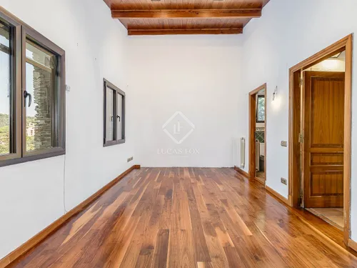 6 Bedrooms House / Villa in Parc de la Budellera