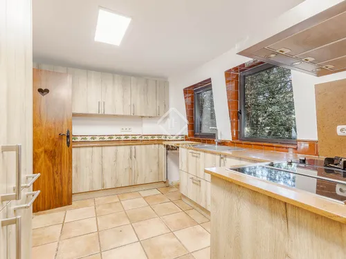 6 Bedrooms House / Villa in Parc de la Budellera