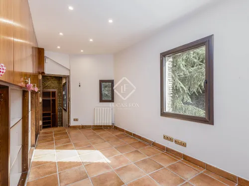 6 Bedrooms House / Villa in Parc de la Budellera