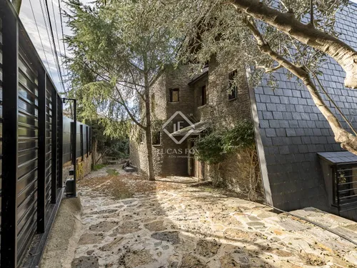 6 Bedrooms House / Villa in Parc de la Budellera