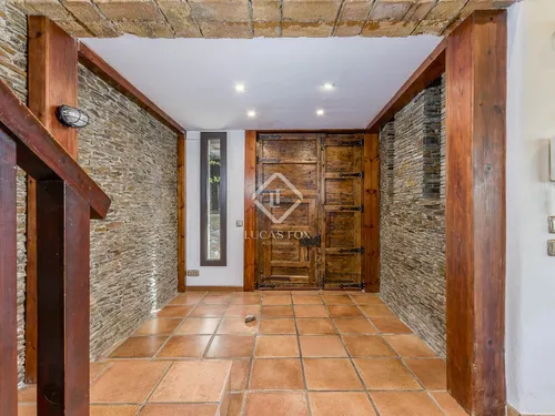 6 Bedrooms House / Villa in Parc de la Budellera