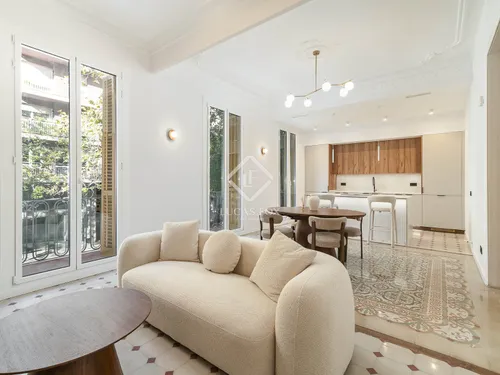 Excellent 3 Bedroom apartment with 6m² terrace for sale in Eixample Right, Barcelona