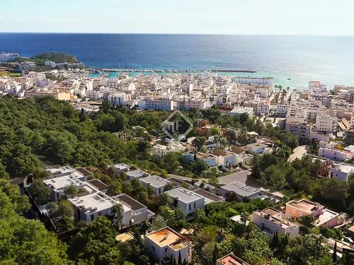 5 Bedrooms House / Villa in Carrer Islandia