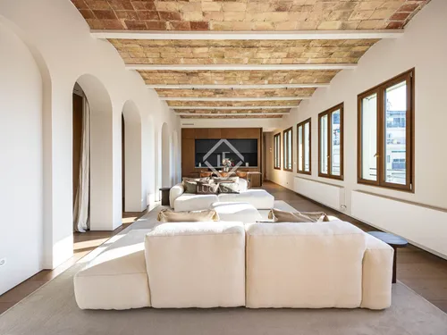 Bright corner apartment with 2 bedrooms and balconies for sale in Eixample Right, Barcelona