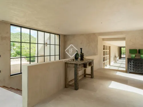 6 Bedrooms House / Villa in .