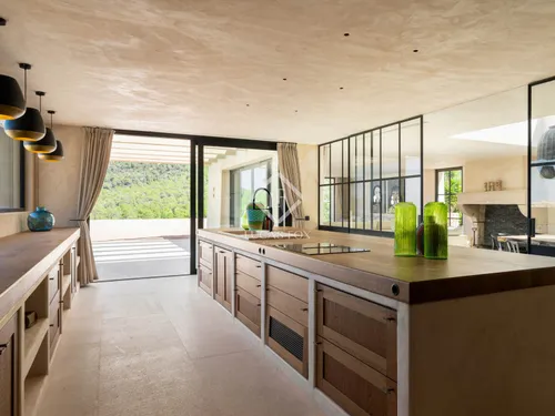 6 Bedrooms House / Villa in .