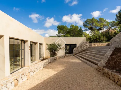 6 Bedrooms House / Villa in .
