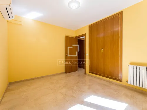 3 Bedrooms Apartment in Calle Bellpuig