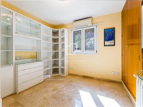 3 Bedrooms Apartment in Calle Bellpuig