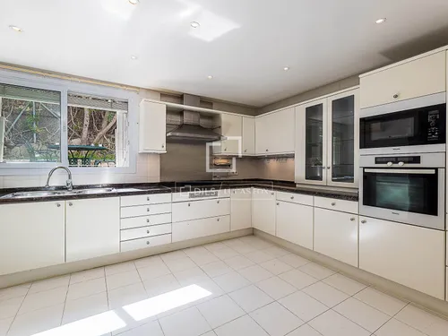 3 Bedrooms Apartment in Calle Bellpuig