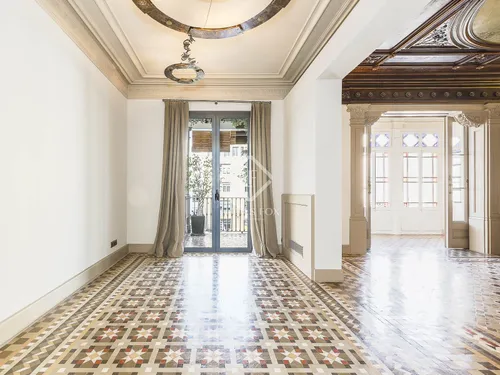Excellent 3 Bedroom apartment with 7m² terrace for sale in Eixample Right, Barcelona