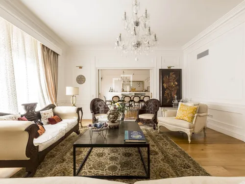6 Bedrooms Apartment in Via Augusta