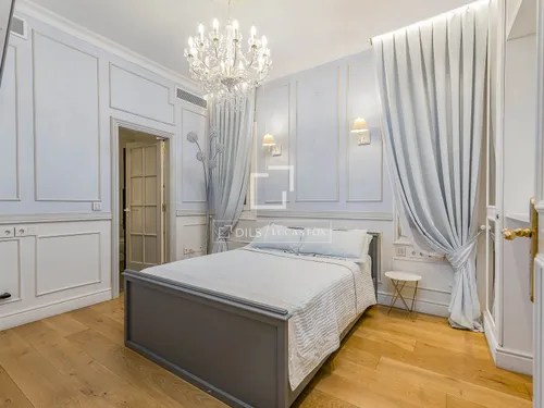 6 Bedrooms Apartment in Via Augusta