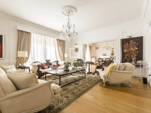 6 Bedrooms Apartment in Via Augusta