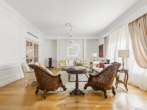 6 Bedrooms Apartment in Via Augusta