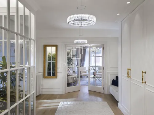 6 Bedrooms Apartment in Via Augusta