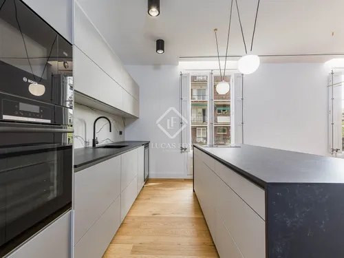 4 Bedrooms Apartment in Rosselló