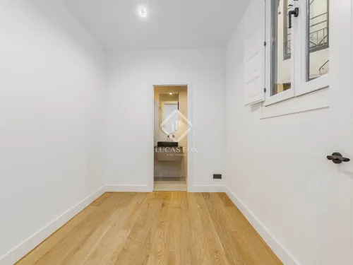 4 Bedrooms Apartment in Rosselló