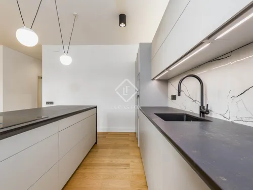 4 Bedrooms Apartment in Rosselló