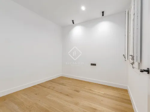 4 Bedrooms Apartment in Rosselló