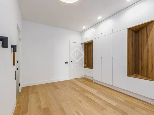 4 Bedrooms Apartment in Rosselló